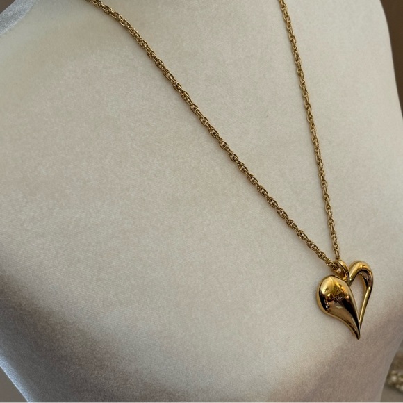 Vintage Monet Gold Tone Heart Pendant Necklace - Picture 4 of 9